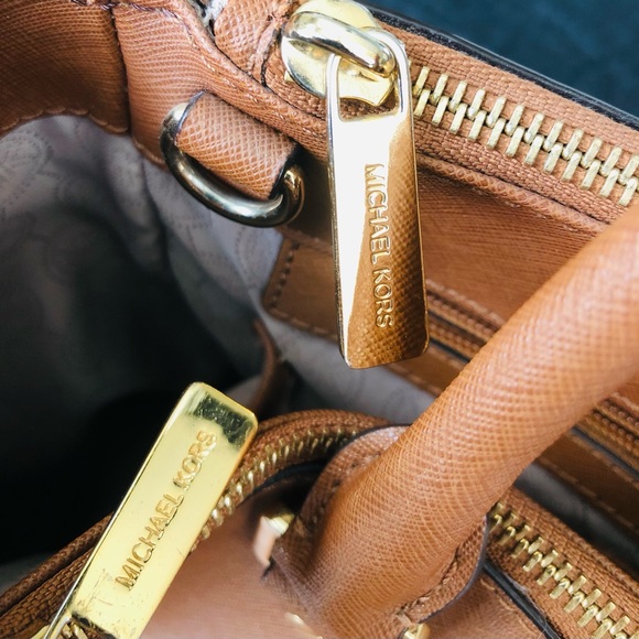 Gorgeous camel color Michael kors purse - Picture 10 of 10